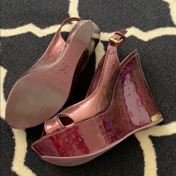 Louis Vuitton Shoe - Picture 2 of 2